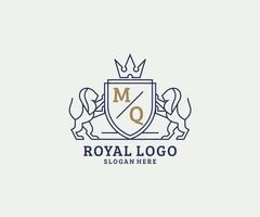 Initial mq Letter Lion Royal Luxury Logo Vorlage in Vektorgrafiken für Restaurant, Lizenzgebühren, Boutique, Café, Hotel, Heraldik, Schmuck, Mode und andere Vektorillustrationen. vektor