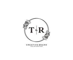 Initiale tr Briefe Hand gezeichnet feminin und Blumen- botanisch Logo geeignet zum Spa Salon Haut Haar Schönheit Boutique und kosmetisch Unternehmen. vektor