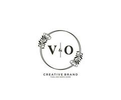 första vo brev hand dragen feminin och blommig botanisk logotyp lämplig för spa salong hud hår skönhet boutique och kosmetisk företag. vektor
