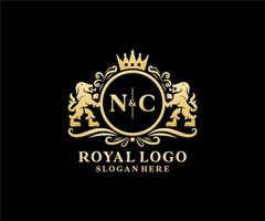 Initial nc Letter Lion Royal Luxury Logo Vorlage in Vektorgrafiken für Restaurant, Lizenzgebühren, Boutique, Café, Hotel, heraldisch, Schmuck, Mode und andere Vektorillustrationen. vektor
