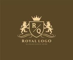 första rq brev lejon kunglig lyx heraldisk, vapen logotyp mall i vektor konst för restaurang, kungligheter, boutique, Kafé, hotell, heraldisk, Smycken, mode och Övrig vektor illustration.