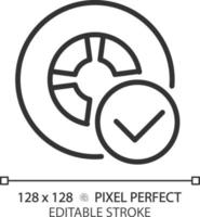 Fahrzeug Reifen Sicherheit Pixel perfekt linear Symbol. Rad mit Häkchen. Transport Qualität Kontrolle. genehmigt Produkt. dünn Linie Illustration. Kontur Symbol. Vektor Gliederung Zeichnung. editierbar Schlaganfall