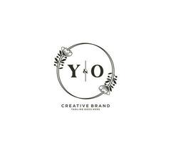 Initiale yo Briefe Hand gezeichnet feminin und Blumen- botanisch Logo geeignet zum Spa Salon Haut Haar Schönheit Boutique und kosmetisch Unternehmen. vektor