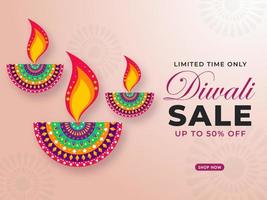 Diwali Verkauf Poster Design mit kreativ bunt zündete Öl Lampen. vektor
