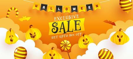 Halloween exklusiv Verkauf Banner Design mit Rabatt Angebot, Papier gespenstisch Kürbisse, Luftballons, Süßigkeiten und Wolken auf Orange Hintergrund. vektor