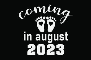 kommande i augusti 2023 graviditet meddelande och en ny bebis född t-shirt design vektor