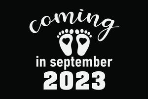 kommande i september 2023 graviditet meddelande och en ny bebis född t-shirt design vektor