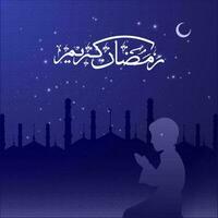 arabicum kalligrafi av ramadan kareem med silhuett religiös pojke bön- och silhuett moské på blå nattetid bakgrund. vektor