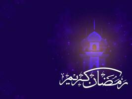 Weiß Arabisch Kalligraphie von Ramadan kareem mit Minarette, Rauch bewirken und Beleuchtung bewirken auf tief violett Hintergrund. vektor