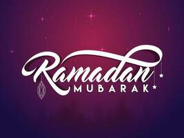 Weiß Ramadan Mubarak Schriftart mit hängend Laterne, Sterne auf Gradient Blau und Rosa Licht bewirken verwischen Moschee Hintergrund. vektor