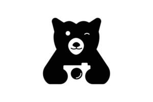 das schwarz und Weiß Fotograf Bär Logo halten ein Kamera mit ein blinken Auge vektor