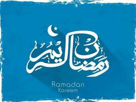vit ramadan kareem kalligrafi i arabicum språk med halvmåne måne, stjärna på blå borsta stroke bakgrund. vektor