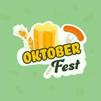 Oktoberfest Text mit Bier Becher, Weizen Ohr, Würstchen Gabel auf Weiß und Grün Hintergrund. vektor