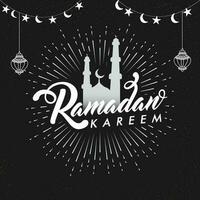 vit ramadan kareem font med strålar, silhuett moské, klotter lyktor hänga, halvmåne måne, stjärnor krans på svart bakgrund. vektor