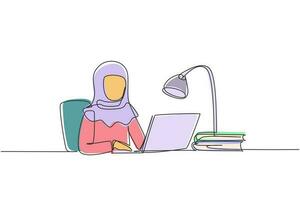 enda kontinuerlig linje ritning arabisk flicka studerar med laptop och studie lampa sitter på stol runt skrivbord. tillbaka till skolan, online utbildning koncept. en rad rita grafisk design vektorillustration vektor