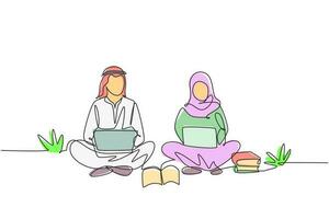 enda en rad ritning arabiska par med laptop sitter i parken tillsammans. frilans, distansutbildning, onlinekurser, studiekoncept. kontinuerlig linje rita design grafisk vektorillustration vektor