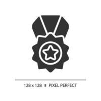 medalj pixel perfekt svart glyf ikon. pris för hög kvalitet service. produkt betyg prestanda. bäst service. silhuett symbol på vit Plats. fast piktogram. vektor isolerat illustration