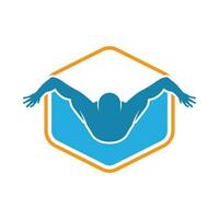 enkel simning slå samman silhuett, simmare idrottare på hav hav vatten Vinka logotyp design vektor