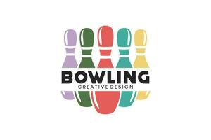 Bowling Logo Design mit bunt Bowling Stifte Konzept vektor