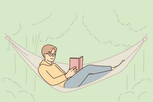 Mann im Hängematte liest Buch genießen draussen Erholung im Park mit Grün Bäume. Kerl Schüler entspannt sich im Wald gehaltenen Lehrbuch oder Buch mit Fiktion während Sommer- Ferien oder Ausflug zu Lager vektor