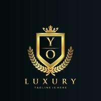 yo Brief Initiale mit königlich Luxus Logo Vorlage vektor