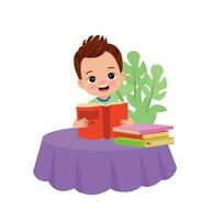 liten pojke läsning en bok på en tabell vektor