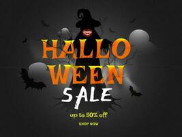 Halloween Verkauf Banner oder Poster Design mit Rabatt Angebot, Hexe und Fledermäuse auf grau wolkig Hintergrund. vektor