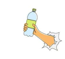 einzelne einzeilige zeichnungshand, die eine plastikflasche mit reinem trinkwasser hält, erfrischend, spritzen durch zerrissenes weißes papier. hungriges und durstiges Konzept für eine gute Gesundheit. Designvektor mit durchgehender Linie vektor