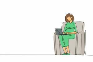 enda en rad ritning frisk gravid kvinna sitter på soffan hemma och arbetar på sin bärbara dator under sin mammaledighet innan hon föder barn. kontinuerlig linje design grafisk vektorillustration vektor