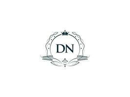 Initiale dn feminin Logo, kreativ Luxus Krone dn nd Brief Logo Symbol vektor