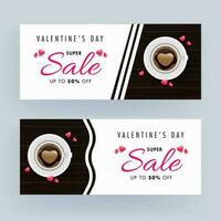 Super Verkauf Header oder Banner Design einstellen mit oben Aussicht Latté Kunst Liebe Kaffee Tasse und Rosa Herzen auf Weiß und braun hölzern Hintergrund zum Valentinstag Tag. vektor