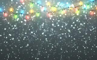 jul snö. faller vit snöflingor på mörk bakgrund. xmas Färg krans, festlig dekorationer. lysande jul lampor. vektor snöfall, snöflingor flygande i vinter- luft