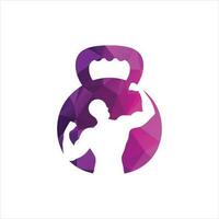 Gym kraft logotyp design aning med vattenkokare klocka och åska symbol i negativ Plats. kondition och bodybuilding klubb logotyp mall. sport och rekreation tema. vektor