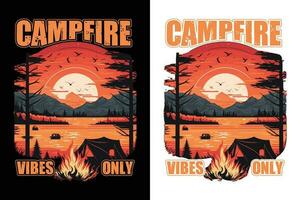 Camping T-Shirt Design, Reise T-Shirt drucken, Abenteuer Berg, Sublimation drucken, Design draussen, Zelt Camping im ein Wald in der Nähe von das Berge vektor