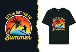 Sommer- Jahrgang retro T-Shirt Design Vorlage. Illustration mit Palme Baum, Sonnenaufgang, und Surfbrett Silhouette. es können Sein benutzt zum irgendein drucken Artikel. Design Zitat - - Leben ist besser im Sommer. vektor