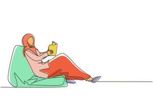 fortlaufende einzeilige zeichnung arabischer frau auf sofa im zimmer lesebuch, sich ausruhend. Frau liest Buch auf der Couch im gemütlichen Zuhause. Mädchen sitzt auf Sofa, liest Buch, ruht sich aus. einzeiliger Entwurfsvektor vektor
