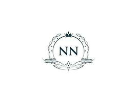 minimalistisk nn feminin logotyp första, lyx krona nn n n företag logotyp design vektor