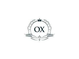minimalistisk oxe feminin logotyp tillverkare, alfabet oxe puss kram logotyp brev vektor krona