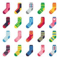 eben Socken. lange Socke zum Kind Füße, elastisch bunt Stoff und gestreift warm Kinder Knöchel Kleider Vektor Symbole einstellen