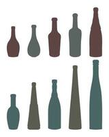 vektor uppsättning av färgad form av silhuetter av glas flaskor för alkohol, vin, whisky, vodka, brandy, cognac, öl, kvass, champagne, likör