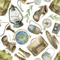 nahtlos Muster mit retro Reise Ausrüstung. Hand gezeichnet Aquarell Ornament mit Abenteuer Rucksack auf Weiß isoliert Hintergrund zum Reise und Camping. Illustration zum Verpackung Papier zum wandern. vektor