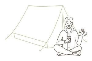 lächelnd jung Mann Sitzung in der Nähe von Zelt im Wald genießen Wandern Reise. glücklich Kerl Trinken warm Kaffee oder Tee auf draußen Camping Urlaub. Vektor Illustration.