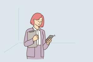 Geschäftsfrau mit Unterlagen mit Handy online Kommunikation. lächelnd weiblich Mitarbeiter oder Arbeiter Text auf Internet auf Smartphone. Vektor Illustration.