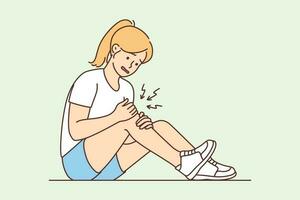 ohälsosam flicka sitta på jord lida från knä smärta. olycklig sjuk kvinna kamp med ben skada eller trauma. vektor illustration.