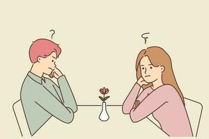 olycklig man och kvinna sitta på tabell i restaurang på först datum känsla förvirrad och stressad. frustrerad par på Kafé ha bekämpa eller oenighet. vektor illustration.