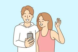 lächelnd jung Paar sich unterhalten auf Video Anruf auf Handy. glücklich Mann und Frau Welle mit Hand Gruß reden auf Webcam auf Smartphone. Vektor Illustration.