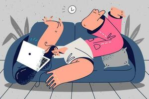 müde Frau Lügen auf Couch Schlafen überwältigt mit Computer arbeiten. erschöpft Mädchen Nickerchen auf Sofa überarbeitet auf Laptop. Nervenzusammenbruch Konzept. Vektor Illustration.