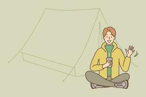 leende ung man Sammanträde nära tält i skog njuter vandring resa. Lycklig kille dricka värma kaffe eller te på utomhus camping semester. vektor illustration.