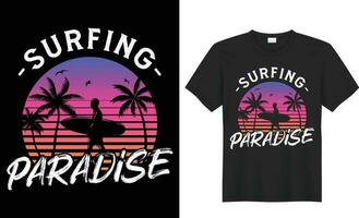 Sommer- T-Shirt Design. Sommer- Paradies, Surfen Paradies, Pause das Wellen, Meer Strand, Kalifornien Strand, Santa Monica Strand mit Palme Bäume Silhouetten, Typografie, drucken, Vektor Illustration.global Farbfelder.