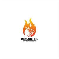 Drachen mit Feuer Logo Design Gradient Farbe vektor